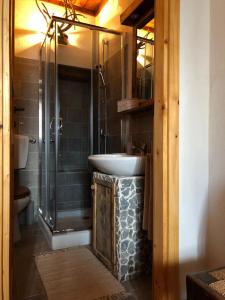 een badkamer met een wastafel en een douche bij B & B La Guiette in Casteldelfino