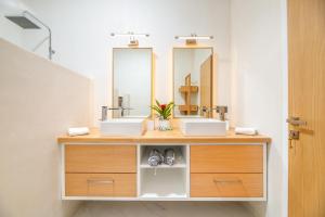 A bathroom at Villa Evrithea