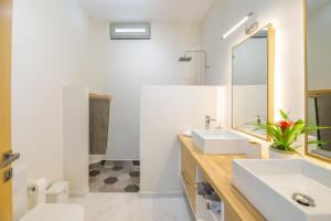 A bathroom at Villa Evrithea
