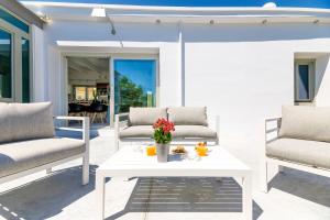 A seating area at Villa Evrithea