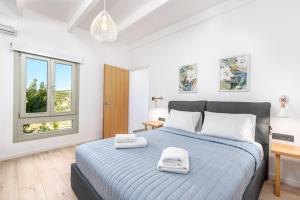 Postel nebo postele na pokoji v ubytování Villa Evrithea + 23 fotografií