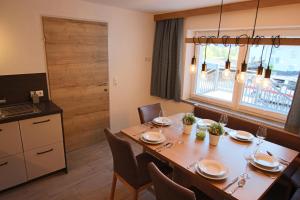 una sala da pranzo con tavolo e finestra di Haus Waldeck - Appartement Bergwelten a Hippach