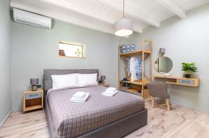 A bed or beds in a room at Villa Evrithea