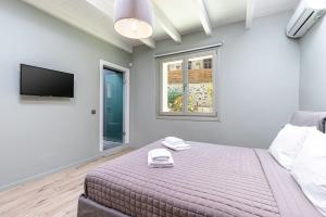 A bed or beds in a room at Villa Evrithea