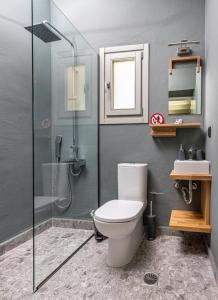 A bathroom at Villa Evrithea