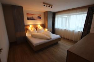 ein Schlafzimmer mit einem Bett mit Beleuchtung in der Unterkunft Haus Waldeck - Appartement Bergwelten in Hippach