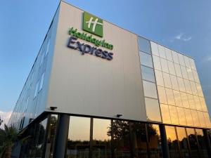 un cartello sul lato di un edificio di Holiday Inn Express - Arcachon - La Teste, an IHG Hotel a La Teste-de-Buch