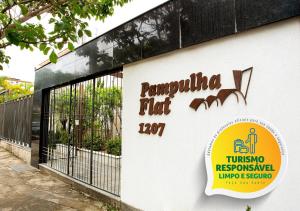 a sign on the side of a building at Pampulha Flat in Belo Horizonte