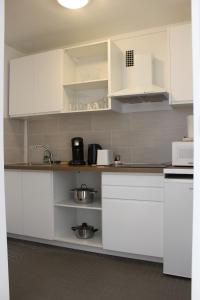 uma cozinha branca com armários e electrodomésticos brancos em Great place near Vieux Port em Marselha