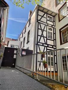 a building with a black and white building with a gate at Ferienhaus Zur Abzuchtinsel in Goslar