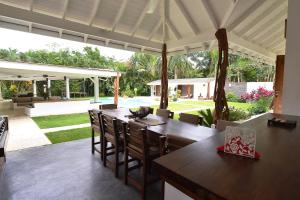 Κήπος έξω από το Las Terrenas Front Beach And Garden Villa with private staff