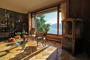 - un salon avec une grande fenêtre offrant une vue dans l'établissement Hôtel du Grand Lac Excelsior, à Montreux