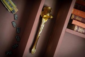 złota klamka na drzwiach z książkami w obiekcie The Bath Hotel w mieście Lynmouth