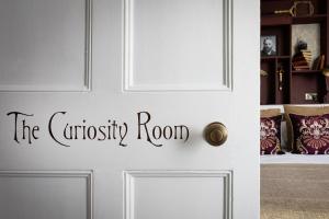 Białe drzwi z napisem "Pokój kryzysowy" w obiekcie The Bath Hotel w mieście Lynmouth