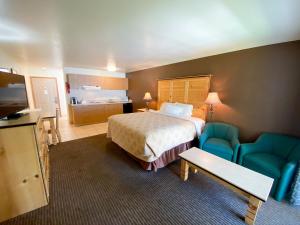 Postel nebo postele na pokoji v ubytování Sisters Inn & Suites
