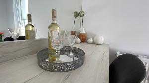 Nápoje v ubytovaní Apartament Olsztyński - Lake Apartments, osiedle Calamo Park - Olsztyn
