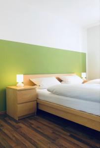 Duas camas sentadas uma ao lado da outra num quarto em Ferienwohnungen Hecker em Bad Gögging