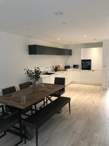 una cucina e una sala da pranzo con un tavolo di legno di Luxury apartment in the heart of Portrush Main St a Portrush Altre 4 foto