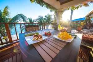 プレイセンシア・ビレッジにあるChabil Mar Villas - Guest Exclusive Boutique Resortのデッキ上のテーブル