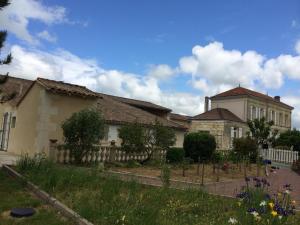 a house with a garden in front of it at Chateau Couchebout in Pugnac