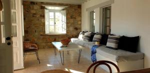 a living room with a couch and a table at Villa Εν Πλω (Enplo) in Grikos