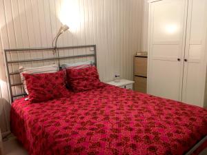 - une chambre avec un lit rouge et des oreillers rouges dans l'établissement Encantadora casa en centro Piedralaves, à Piedralaves