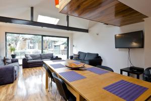 Gallery image of Egham House Serviced Accommodation 5 Bedrooms 3 Bathrooms entire home, WiFi 1 Gbps, work desks, office chairs, TV 55" Roku, free parking, ONLY Company Stays welcome NO Leisure Stays, sleeps 6 in own beds in Staines