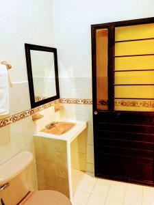 uma casa de banho com um lavatório, um WC e um espelho. em HOTEL CASA D'LINA CENTRO em San Cristóbal de Las Casas