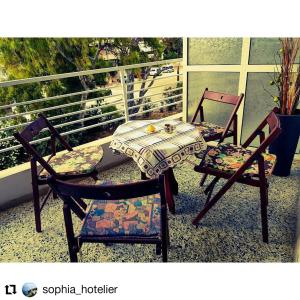 2 sillas y una mesa en el balcón en AviaTour Apartments, en Loutraki
