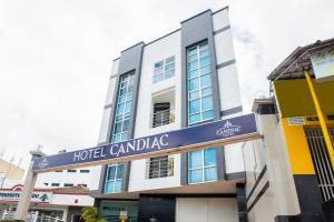 een gebouw met een bord dat staat voor hotel Canada bij Ayenda 1315 Candiac in Barranquilla