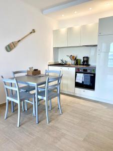 a kitchen with a dining room table and chairs at Studio 3 personnes Front de Mer in Tiuccia
