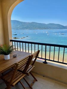 a balcony with a table and a view of the ocean at Studio 3 personnes Front de Mer in Tiuccia +19 photos