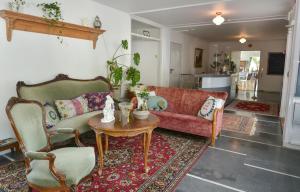 ein Wohnzimmer mit Sofa und Tisch in der Unterkunft Österlengården in Hammenhög