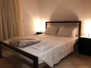 een bed met witte lakens en handdoeken erop bij Casa Dama in Rhodos-stad
