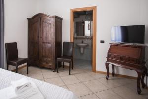 A television and/or entertainment centre at Hotel Amico