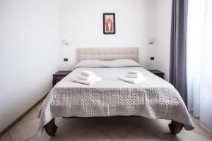 A bed or beds in a room at Hotel Amico