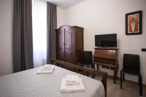 A bed or beds in a room at Hotel Amico