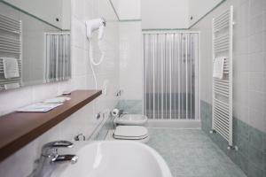 A bathroom at Hotel Amico