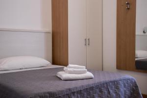 A bed or beds in a room at Hotel Amico
