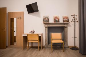 A television and/or entertainment centre at Hotel Amico