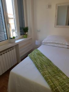 A bed or beds in a room at Erida 2 Apartment Spanish Steps