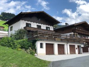 ザールバッハ・ヒンターグレムにあるPanoramaの二つのガレージドアが横にある家 +10枚の写真