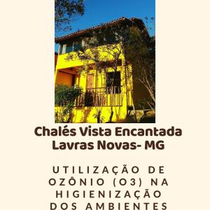 une maison jaune avec les mots chiles vista enriquelez quitte mo dans l'établissement Chale Vista Encantada, à Lavras Novas