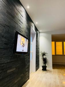Μια τηλεόραση ή/και κέντρο ψυχαγωγίας στο Apartment City Center