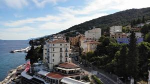 Fotografie z fotogalerie ubytování Apartment with seaview v destinaci Opatija