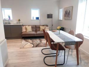 uma sala de estar com uma mesa e um sofá em Cottage House - Preston Village - Preston Park em Brighton & Hove