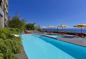 Bazén v ubytování Park Lake Luxury Hotel nebo v jeho okolí