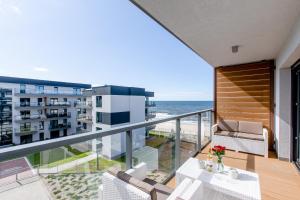 a balcony with a view of the ocean at Apartament BŁĘKITNY Gardenia Dziwnów z widokiem na morze EPapartamenty in Dziwnów