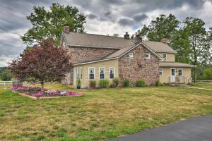 Foto da galeria de Farmhouse on River, 12 Miles to Liberty Mountain em Taneytown