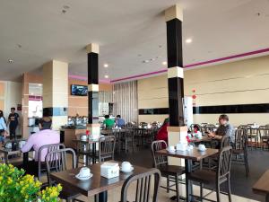 Restauracja ze stołami i ludźmi siedzącymi przy nich w obiekcie Halogen Hotel Merauke w Merauke